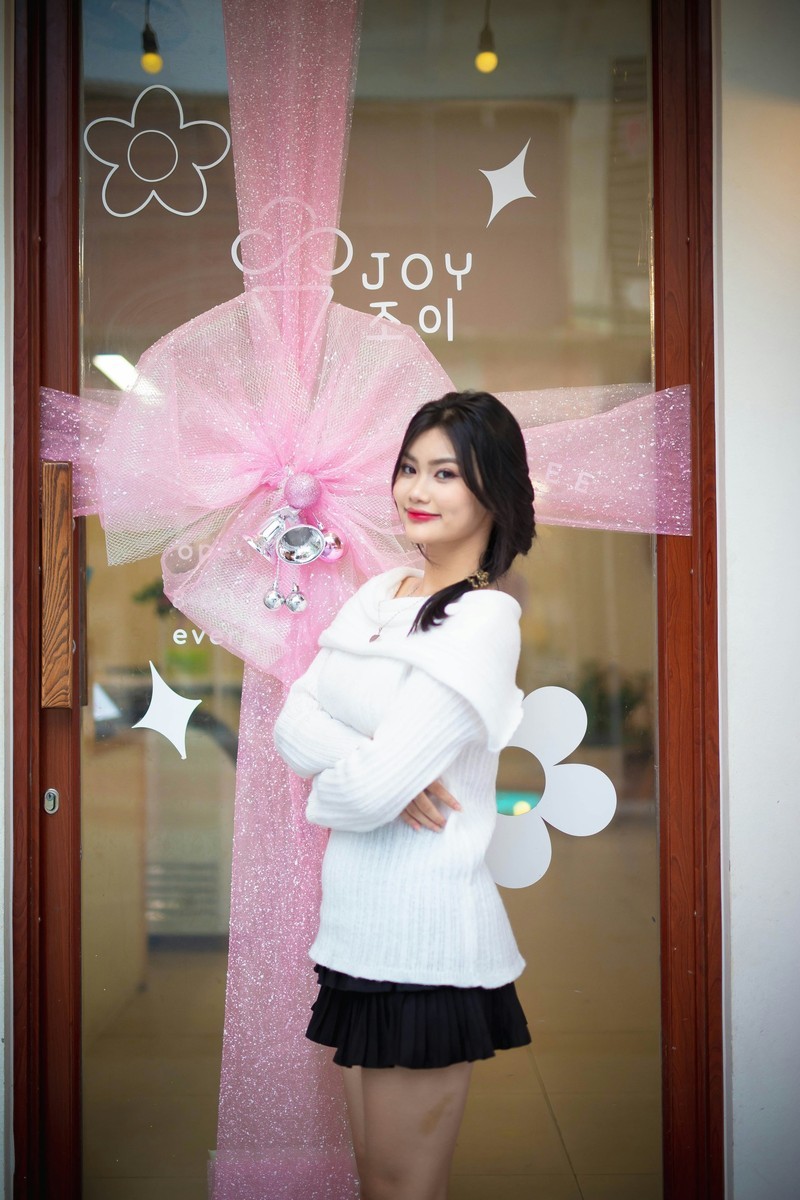 Clara Bloom - Customer Relations Manager